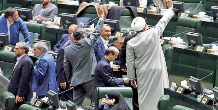 تصدعات في قمة النظام الإيراني: حرب الذئاب تتصاعد والمفاوضات تكشف الخوف من الانفجار الشعبي