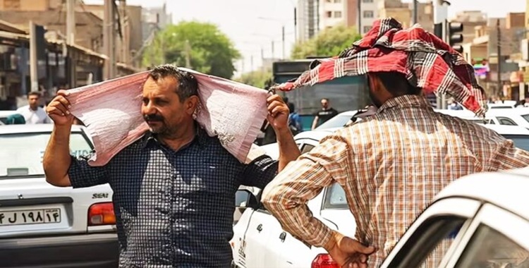 اعترافات خبراء الاقتصاد في طهران: الأزمة المعيشية انعكاس لاختلالات هيكلية وإخفاقات متراكمة