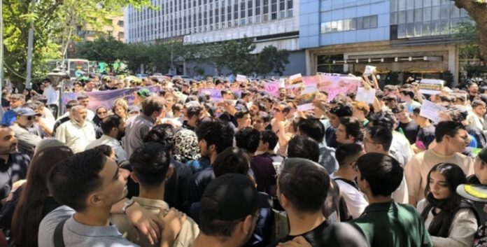 احتجاجاً علی التمييز التعليمي تظاهرات غاضبة لطلاب المدارس في طهران ومشهد وهمدان