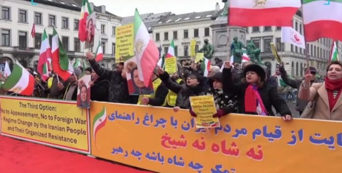 الرهان الحقيقي على تغيير النظام وليس سلوکه