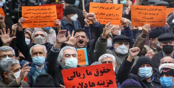 الفقر والتضخم والفساد.. أسباب حقيقية وراء تصاعد غضب شعبي في إيران