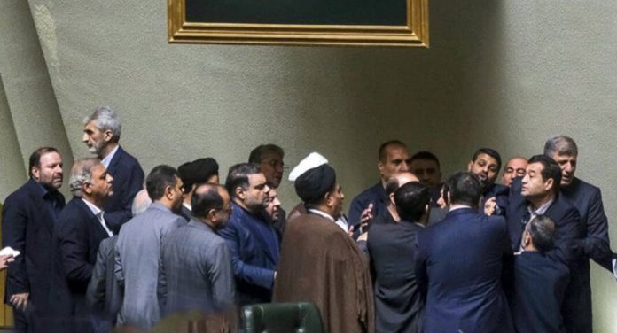 صراع الأجنحة وفراغ القيادة.. تصدّع سلطة الولي الفقيه يشلّ هرم الحكم في طهران