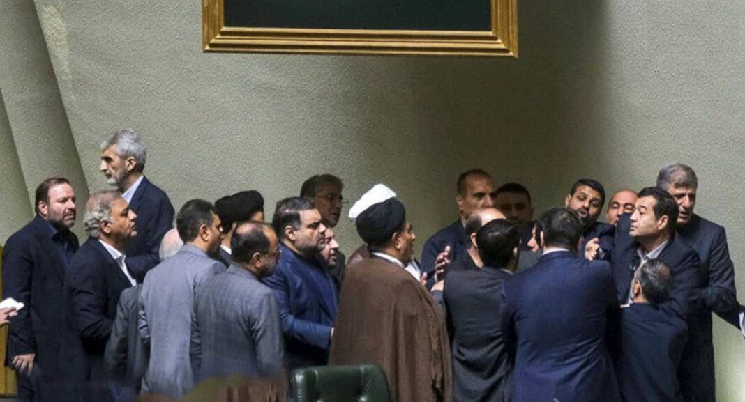 صراع الأجنحة وفراغ القيادة.. تصدّع سلطة الولي الفقيه يشلّ هرم الحكم في طهران
