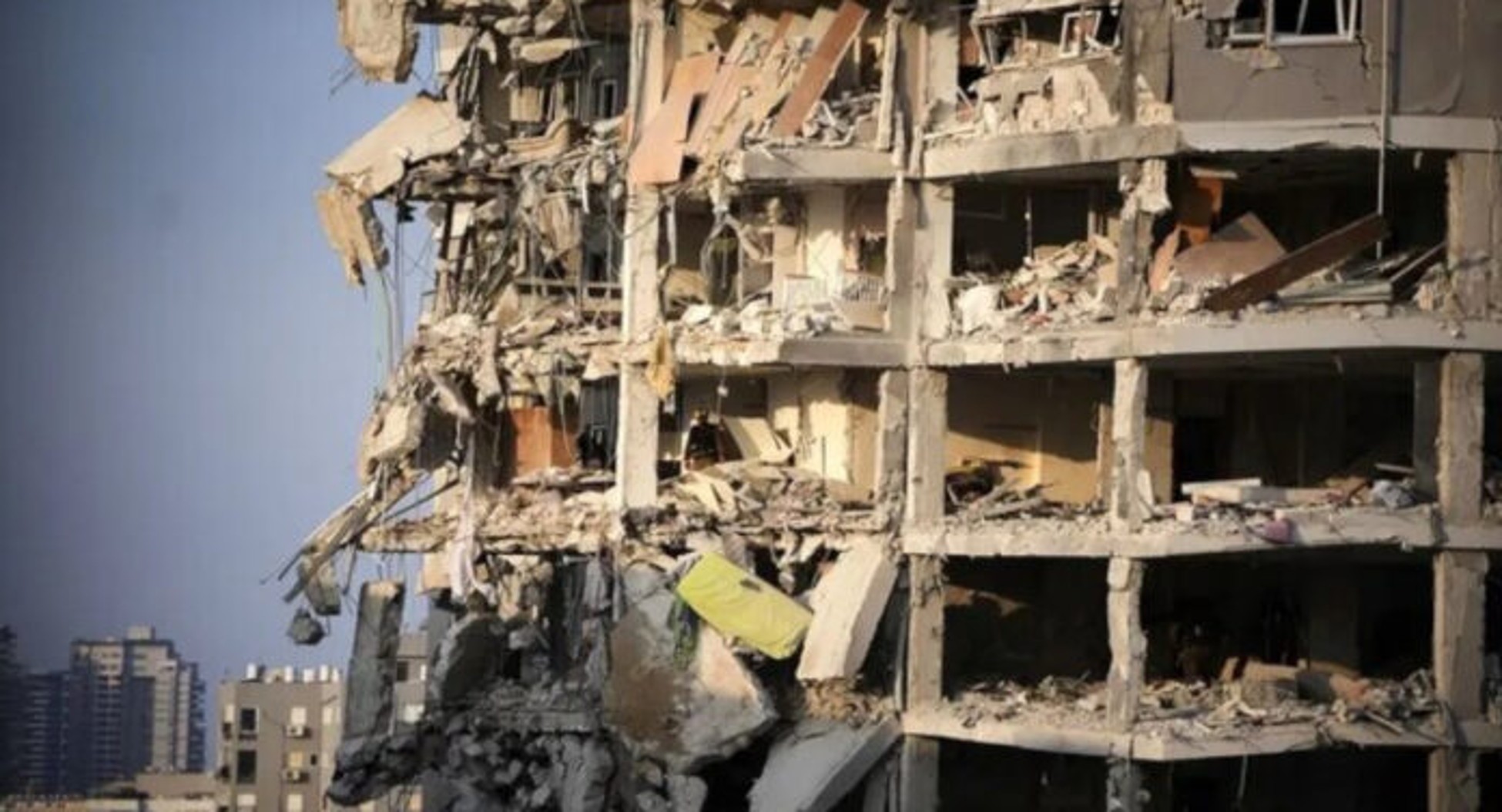 بين نار الحرب وسمّ التفاوض.. النظام الإيراني عالق في مأزق قاتل ويخشى انفجار الشارع