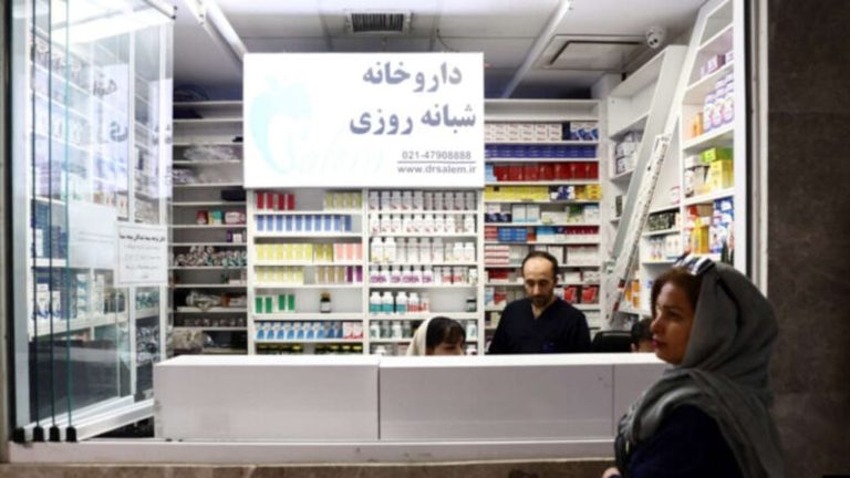 أزمة القطاع الصحي في إيران: تداعيات الانهيار المؤسسي والسياسات الهيكلية