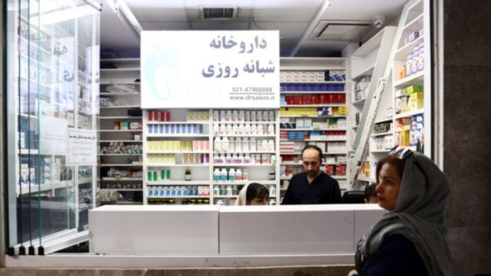 أزمة الدواء في إيران تتفاقم.. ارتفاع أسعار ثلثي الأدوية ونقص يهدد حياة المرضى