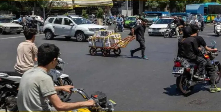 ایران... الاقتصاد تحت مطرقة تداعيات الحرب، فقدانُ 600 ألفِ وظيفةٍ صناعية وتفاقمُ أزمةِ المعيشة