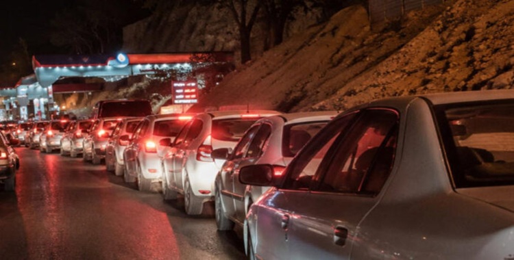 إيران: وسط غضب شعبي من رفع الأسعار و اضطرابات حادة، وطوابير طويلة إغلاق محطات البنزين