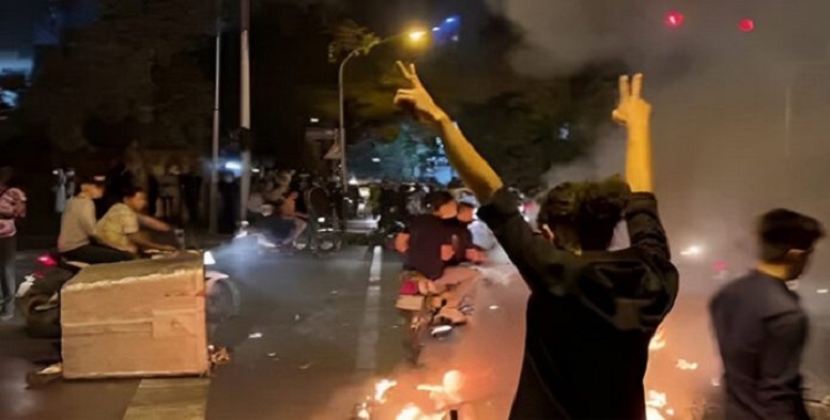 طهران و عاصفة تکالب أجنحة النظام تحركات لعزل بزشكيان واتهامات بالانقلاب وسط رعب من انفجار اجتماعي وشيك
