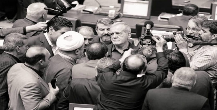 وسط تصاعد شبح الانتفاضة في إيران، مجتبی خامنئي یفشل في احتواء حرب الأجنحة