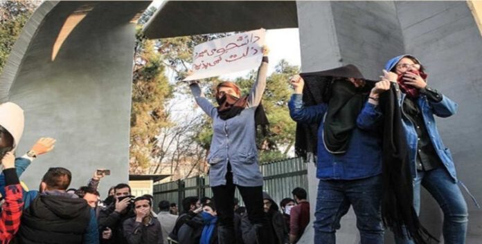 حين تنتفض المرأة.. يبدأ النظام في فقدان السيطرة