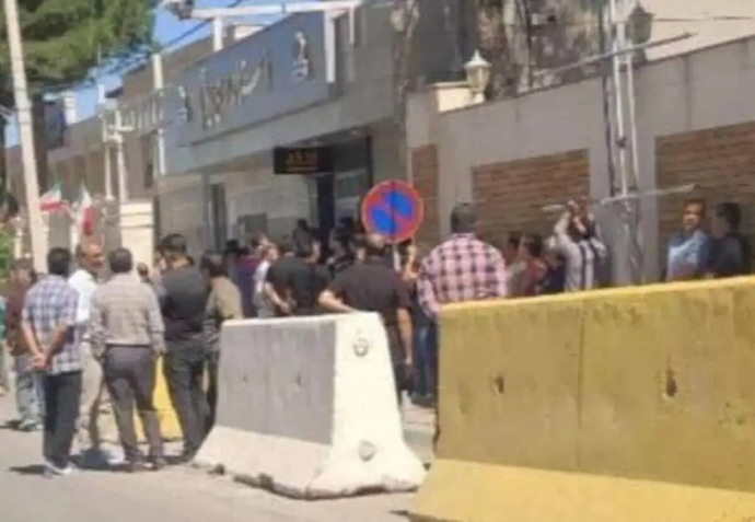 مع اتساع الاحتجاجات المعيشية في إيران.. ممرضون وعمال ومتقاعدون وسائقون ينزلون إلى الشوارع